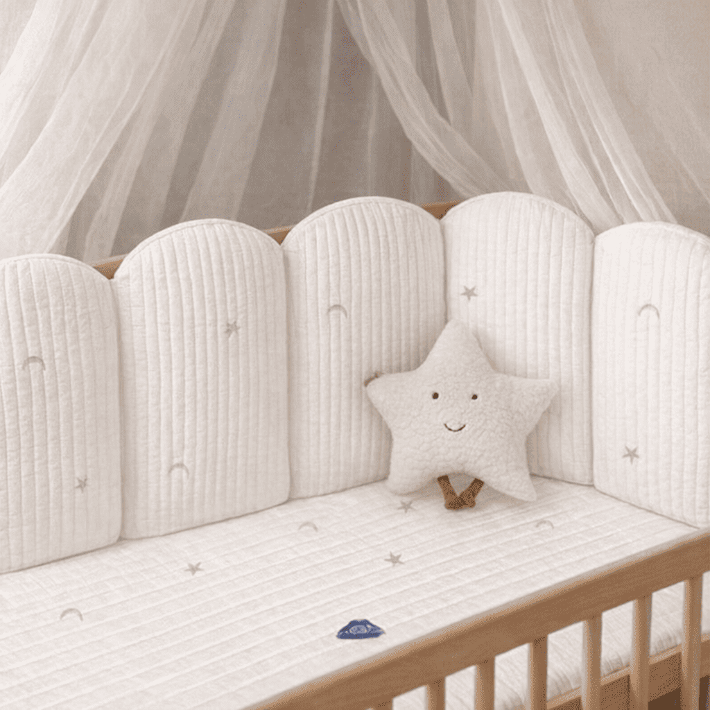 tour-de-lit-bebe-petales-blancs-rembourres-avec-coussin-etoile-douce-nurserie-caresse-de-repos