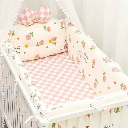 tour-de-lit-bebe-rose-matelasse-fleurs-decoration-chambre-nouveau-ne-ecrin-protecteur