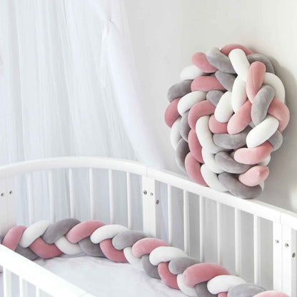 tour-de-lit-bebe-tresse-deux-metres-rose-blanc-gris-dans-lit-bebe-nuage-douillet
