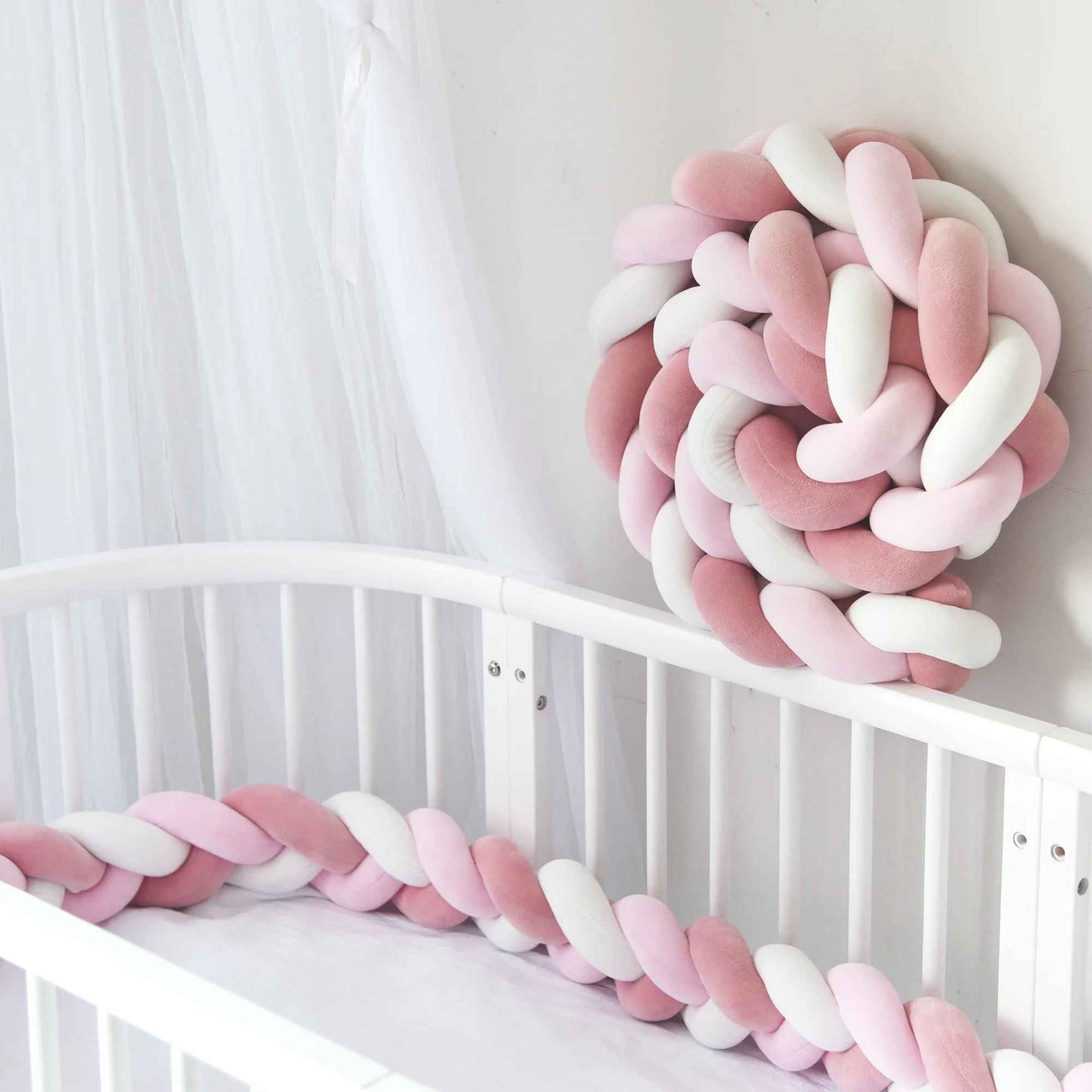 tour-de-lit-bebe-tresse-deux-metres-rose-clair-blanc-vieux-rose-dans-lit-bebe-nuage-douillet