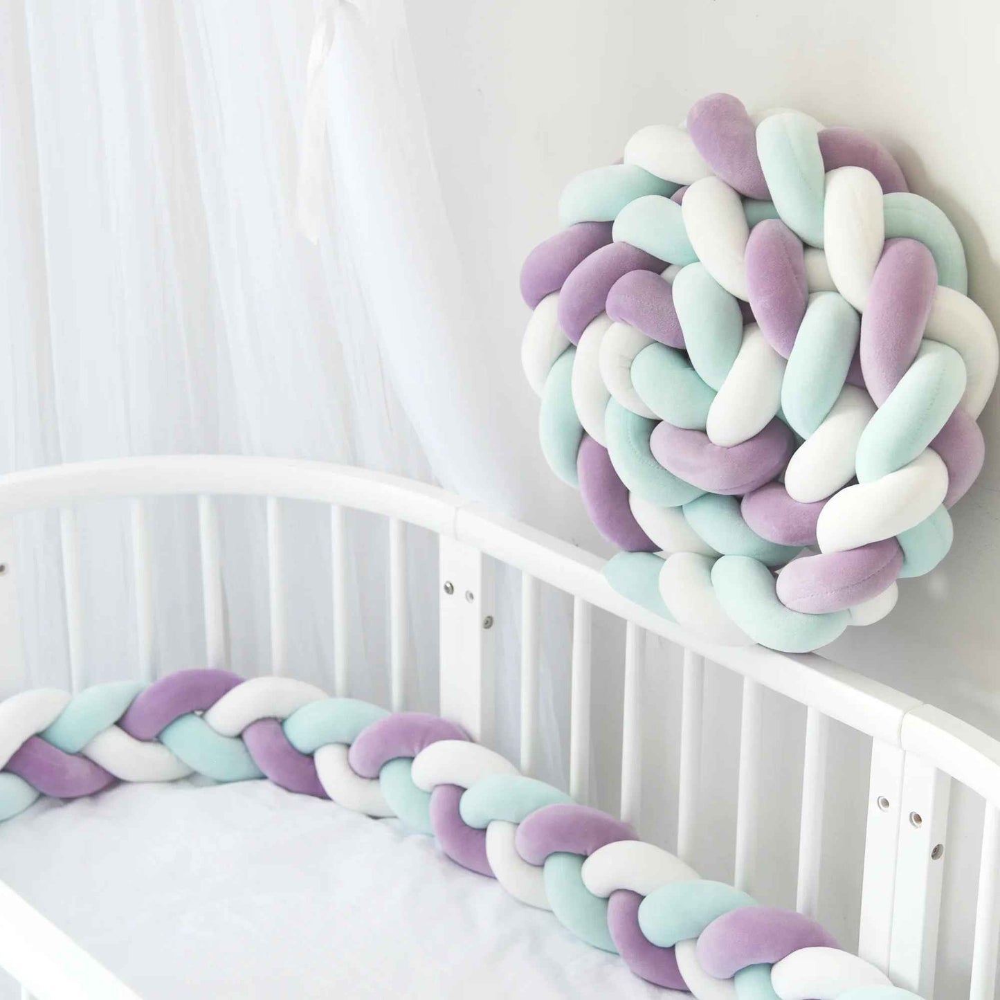 tour-de-lit-bebe-tresse-deux-metres-violet-blanc-vert-dans-berceau-nuage-douillet