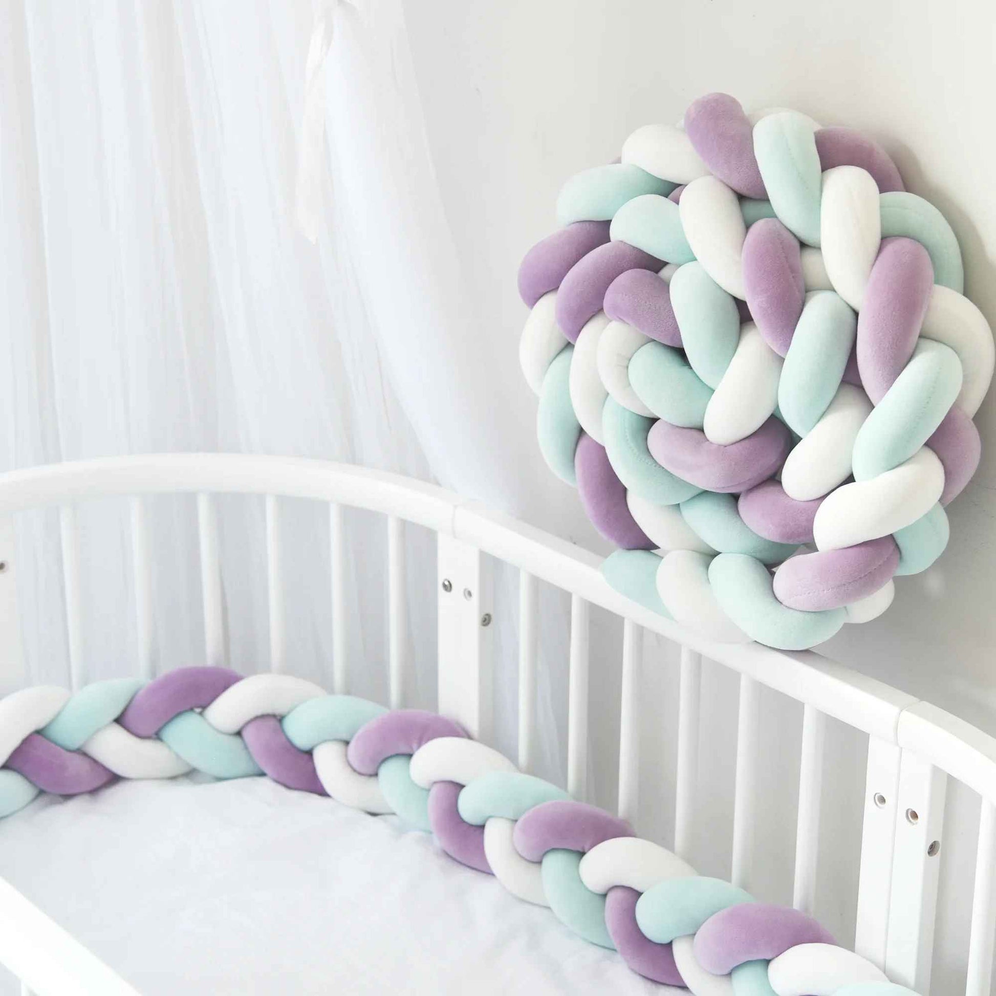 tour-de-lit-bebe-tresse-deux-metres-violet-blanc-vert-dans-berceau-nuage-douillet