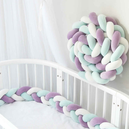 tour-de-lit-bebe-tresse-deux-metres-violet-blanc-vert-dans-berceau-nuage-douillet