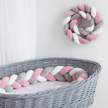 tour-de-lit-bebe-tresse-rose-blanc-gris-dans-panier-gris-nuage-douillet