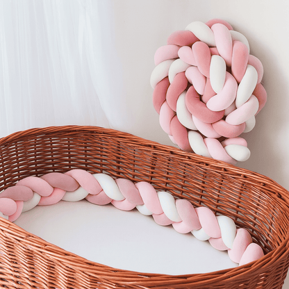 tour-de-lit-bebe-tresse-rose-clair-blanc-vieux-rose-dans-panier-artisanal-en-bois