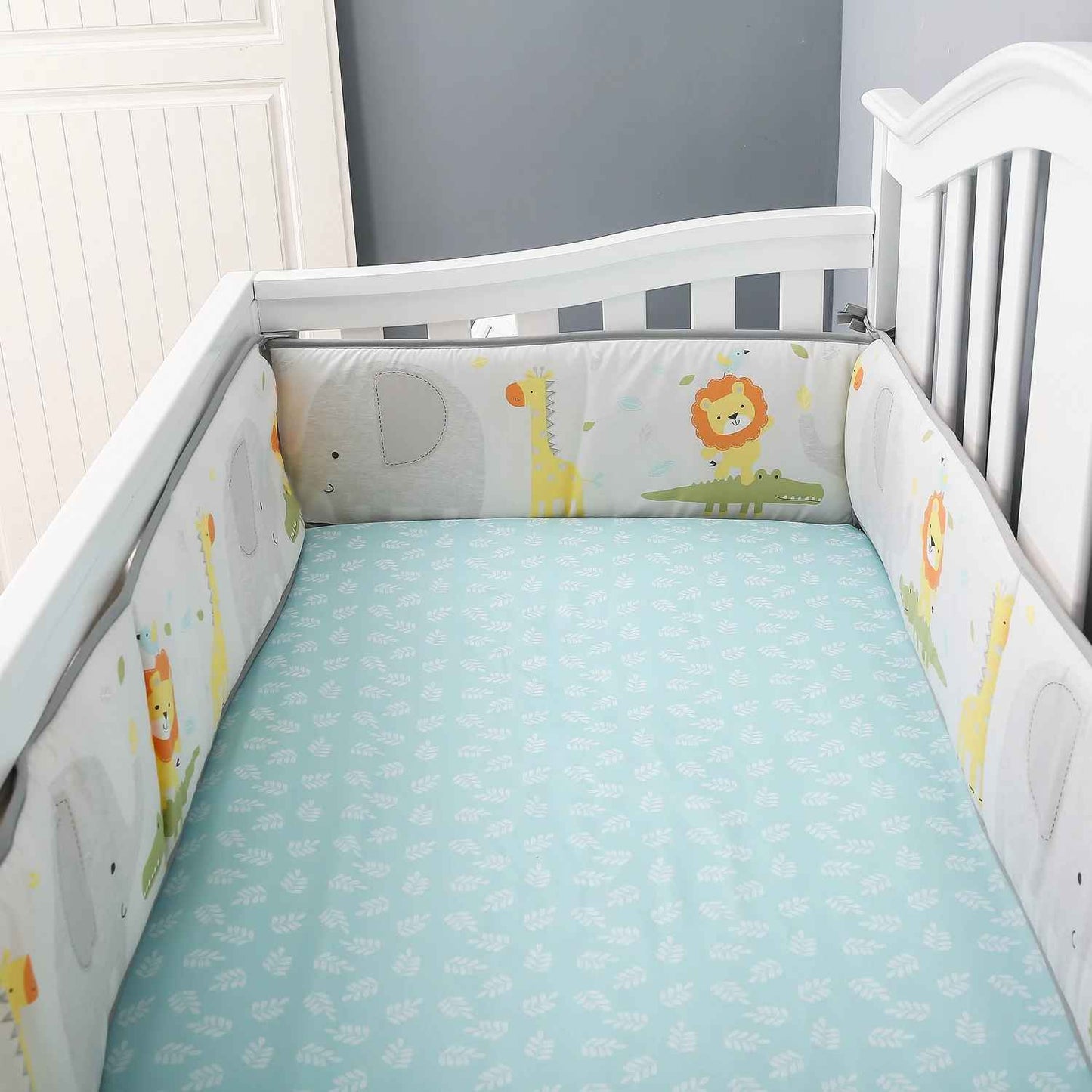 tour-de-lit-berceau-blanc-literie-bleue-motifs-animaux-nurserie-rempart-plume