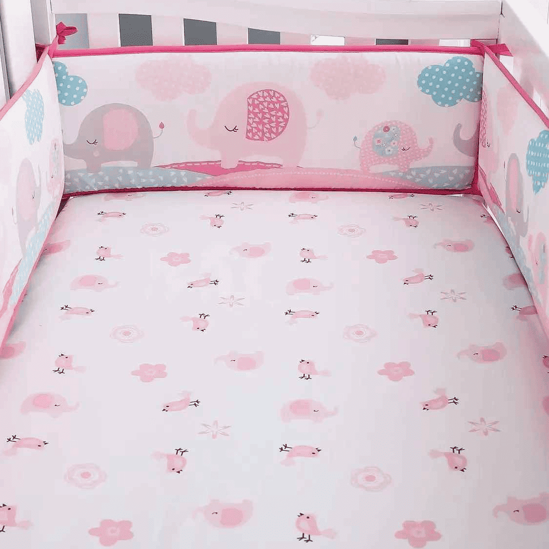 tour-de-lit-berceau-blanc-motif-roses-nuages-oiseaux-fleurs-ambiance-douce-rempart-plume