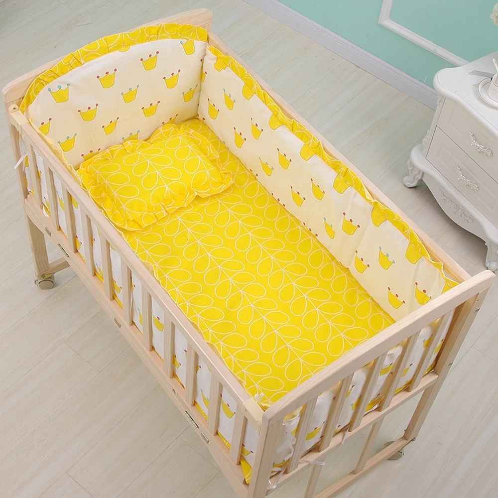 tour-de-lit-fond-blanc-avec-motif-courones-jaune-reveenclos