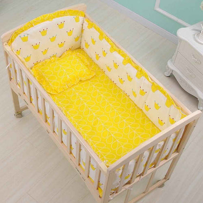 tour-de-lit-fond-blanc-avec-motif-courones-jaune-reveenclos