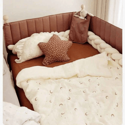 tour-de-lit-marron-poche-rangement-doudou-coussin-etoile-lune-douce-veillance