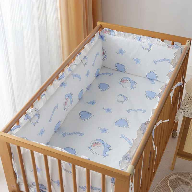 tour-de-lit-motif-poisson-dauphin-couleur-bleu-fond-banc-cosibebe