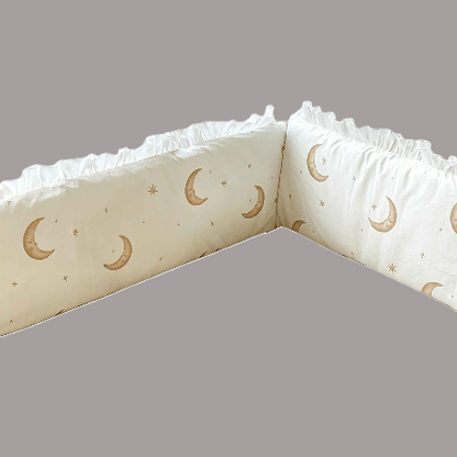 tour-de-lit-pour-bebe-motif-lune-etoiles-beige-doux-rempart-plume