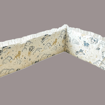 tour-de-lit-pour-bebe-motif-zodiaque-beige-bleu-dore-rempart-plume
