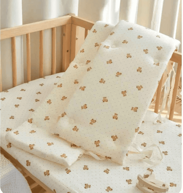 tour-de-lit-respirant-motif-petits-ours-dans-berceau-oxybebe