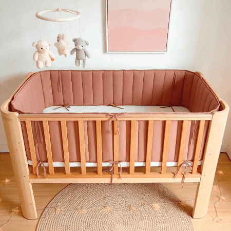 tour-de-lit-terracotta-berceau-bois-mobile-peluche-lumineux-cocon-douce-veillance