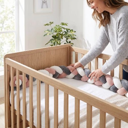 tour-de-lit-tresse-3m-rose-gris-blanc-berceau-bois-ambiance-douce-nurserie-cocon-rubane