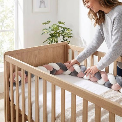 tour-de-lit-tresse-3m-rose-gris-blanc-berceau-bois-ambiance-douce-nurserie-cocon-rubane