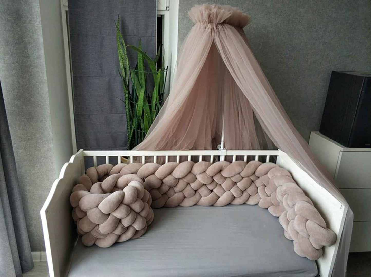 tour-de-lit-tresse-3m-six-brins-de-couleur-vieux-rose-dans-lit-pour-bebe-caline