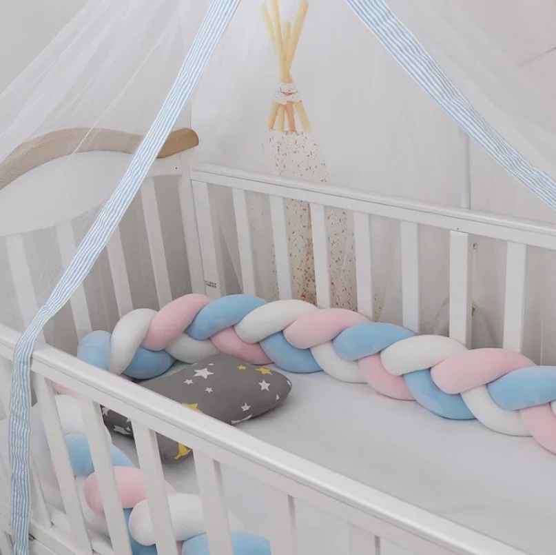 tour-de-lit-tresse-bebe-couleur-bleu-rose-blanc-nidoullet