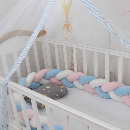 tour-de-lit-tresse-bebe-couleur-bleu-rose-blanc-nidoullet