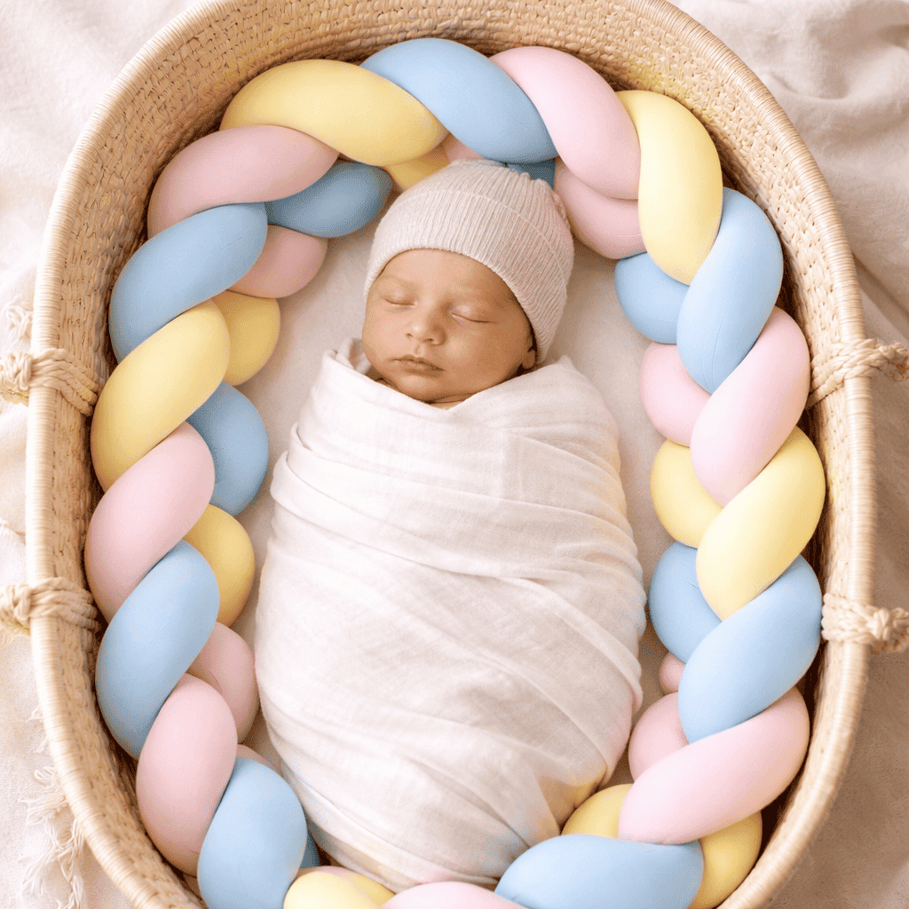 tresse-de-lit-3m-autour-couffin-bebe-endormi-ambiance-douce-pastel-doux-rempart