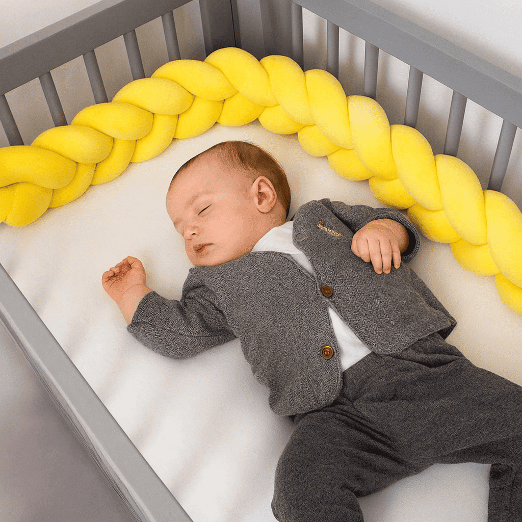 tresse-de-lit-3m-jaune-brillant-dans-berceau-gris-bebe-endormi-confort-securite-bouclier-bebe