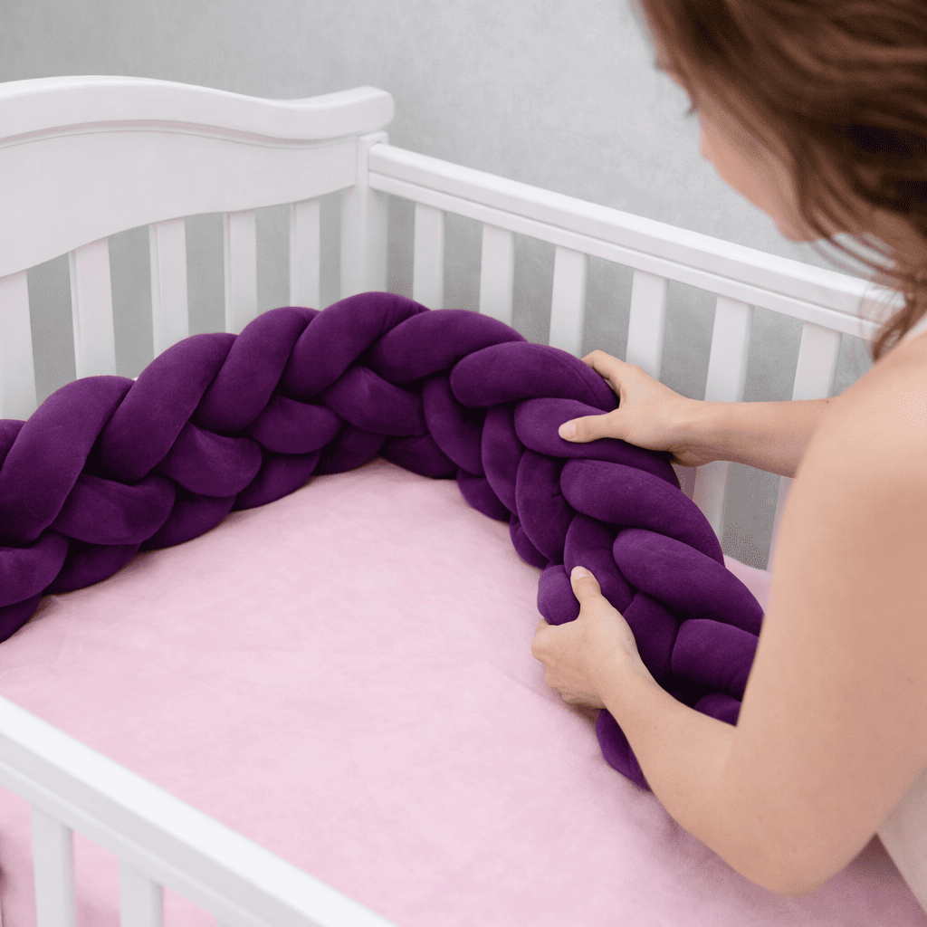 tresse-de-lit-3m-violette-berceau-blanc-matelas-rose-maman-ajuste-protection-clair-de-peche