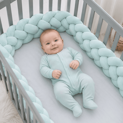 tresse-de-lit-4m-bebe-allonge-dans-berceau-gris-avec-tresse-bleue-confort-velours-securisom