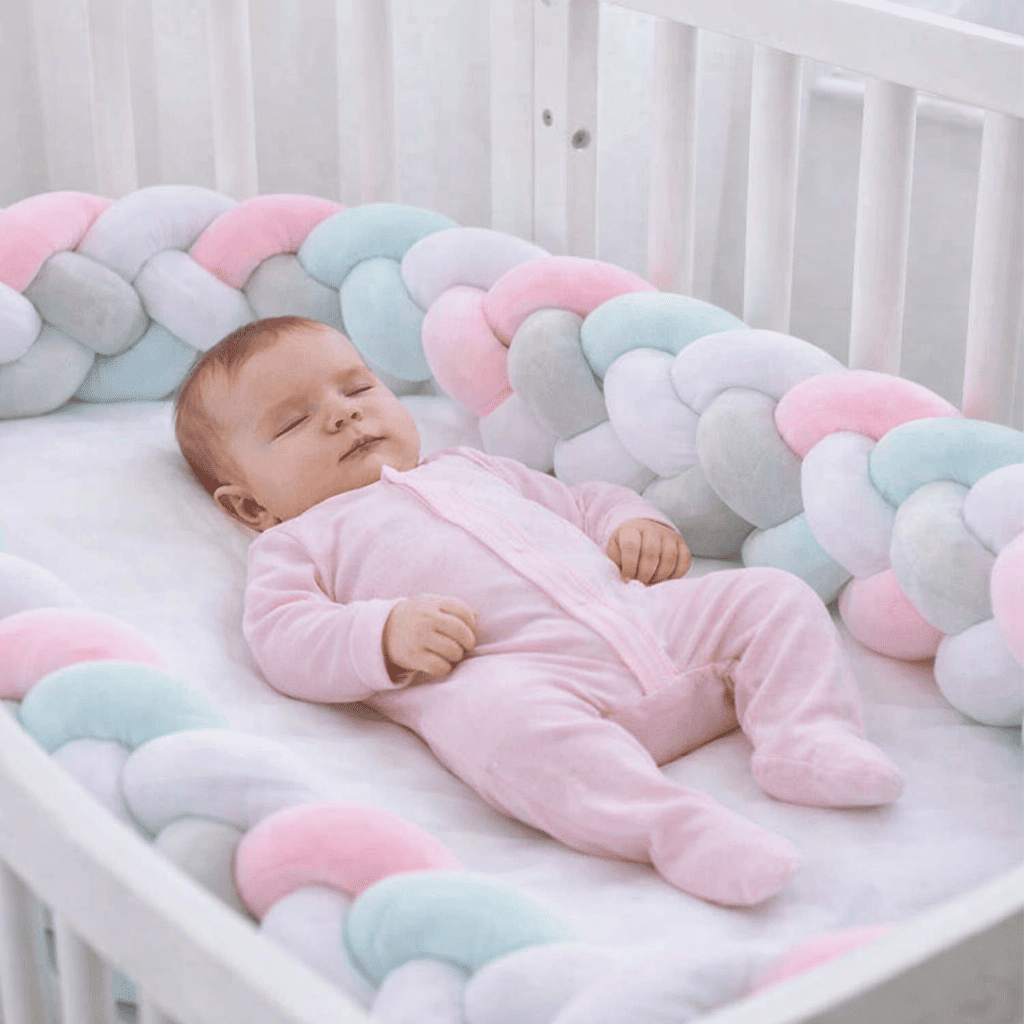 tresse-de-lit-4m-bebe-dans-berceau-blanc-avec-tresse-pastel-confort-douceur-ruisseau-de-calin