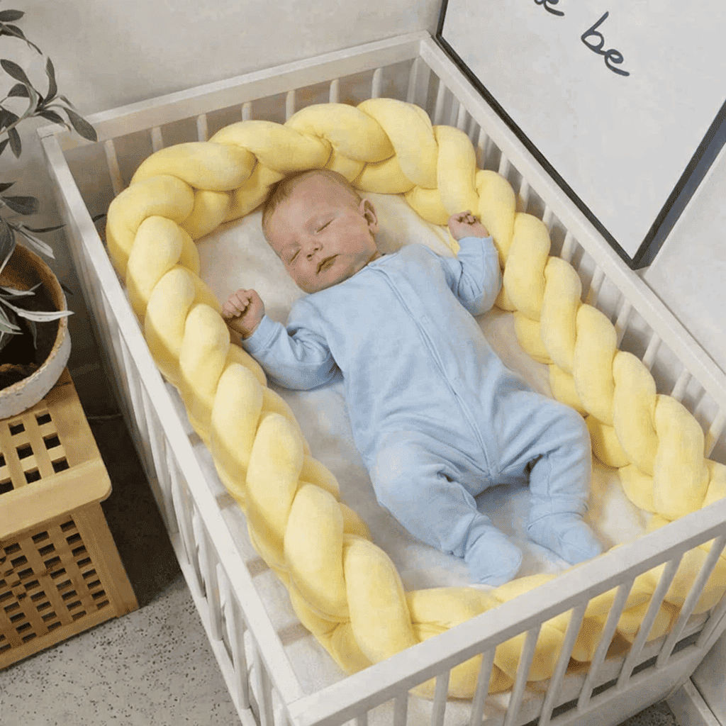 tresse-de-lit-4m-bebe-endormi-berceau-blanc-tresse-jaune-matelas-rose-douceur-bebesomm