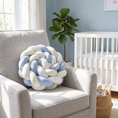tresse-de-lit-4m-orchestra-coussin-rond-tresse-bleu-blanc-chaise-grise-nurserie-decor-doux-tresse_etoilee