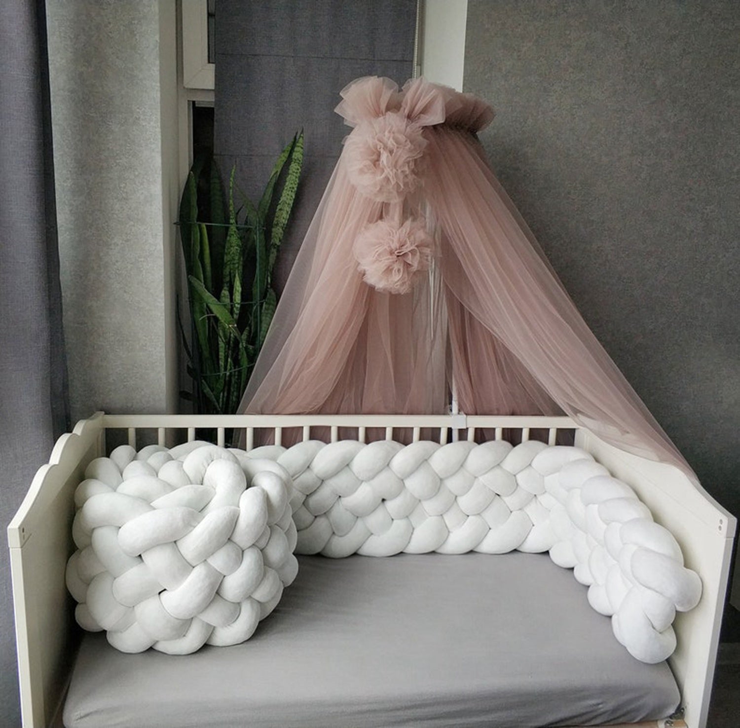 tresse-de-lit-4m-tresse-a-six-brins-de-couleur-blanche-place-dans-berceau-blanc-reinecocon