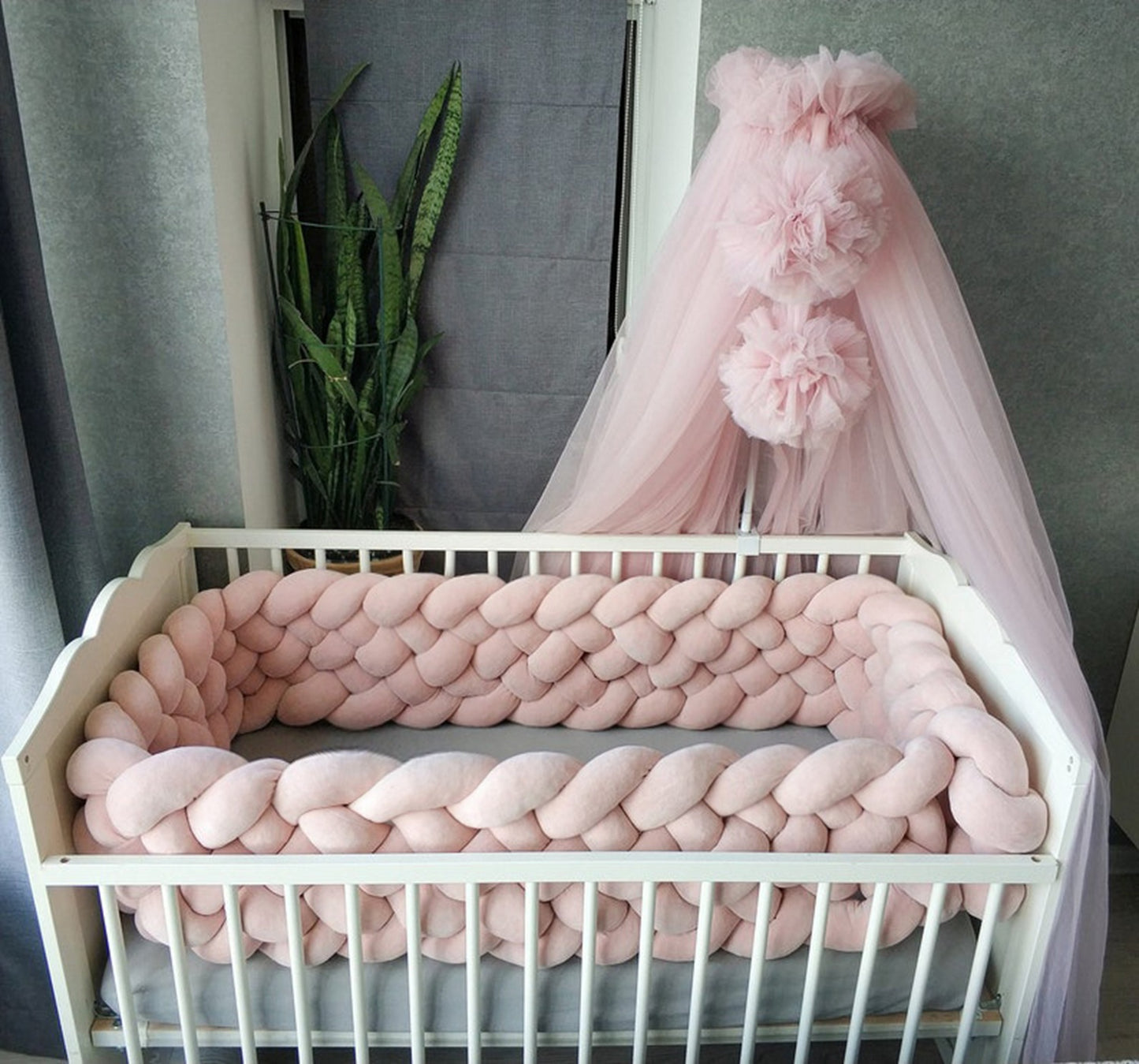 tresse-de-lit-4m-tresse-avec-six-brins-de-couleur-rose-place-dans-un-berceau-blanc-pour-bebe-reinecocon