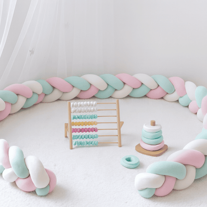 tresse de lit aire de jeu bebe pastel avec tresse de lit abacus en bois et jouets educatifs dans un berceau blanc nurserie