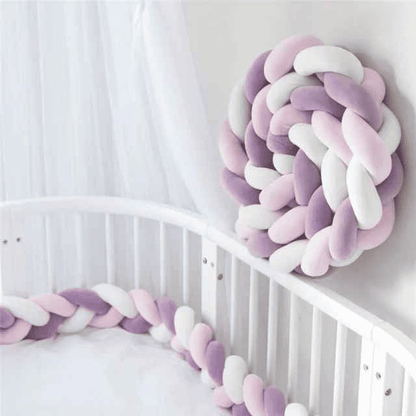 tresse-de-lit-bebe-3m-violet-rose-blanc-placee-dans-un-berceau-blanc-bebecocon