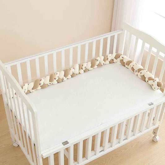 tresse-de-lit-bebe-beige-et-creme-chambre-lumineuse-plume-de-reve