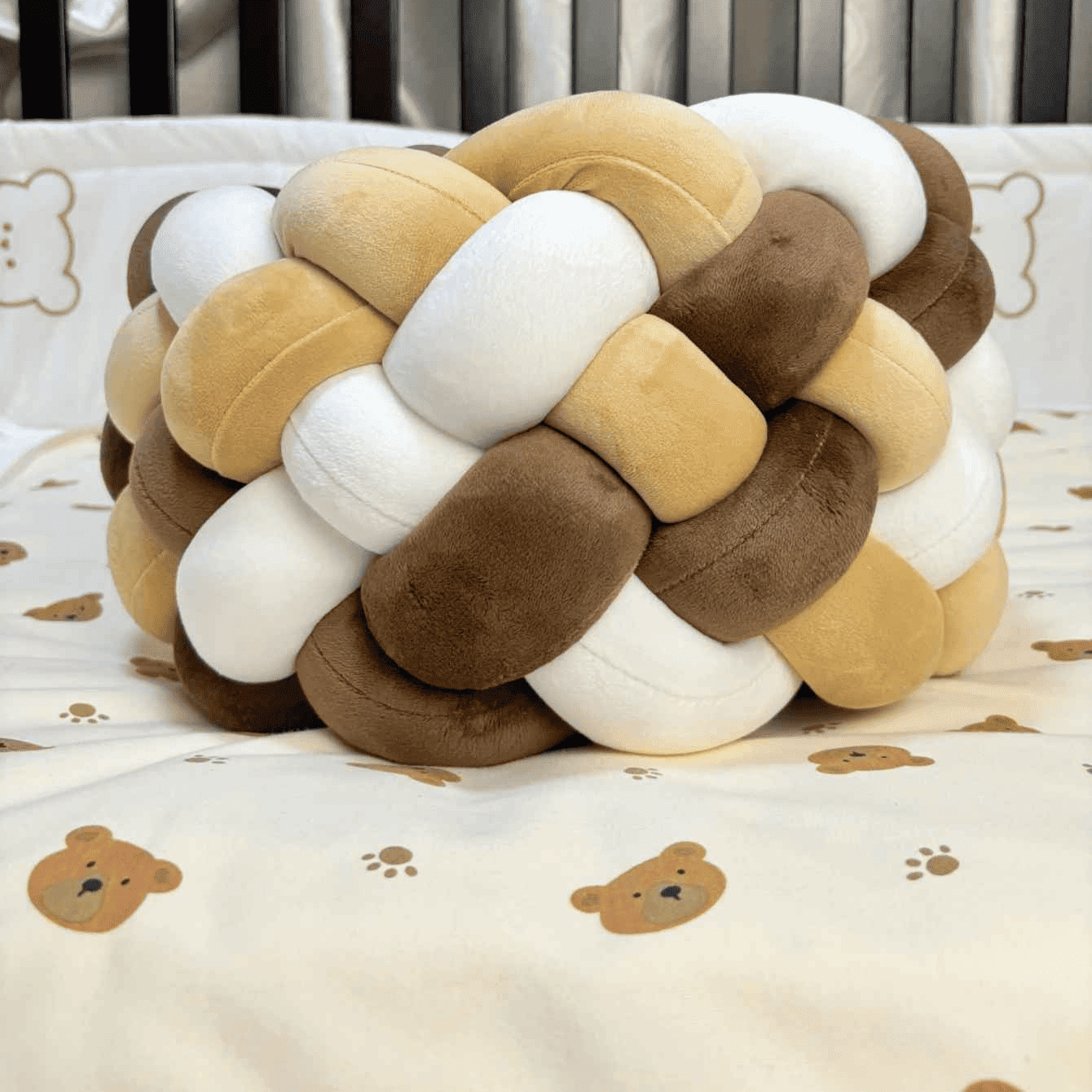 tresse-de-lit-bebe-blanc-beige-marron-design-sphere-lueur-douillette