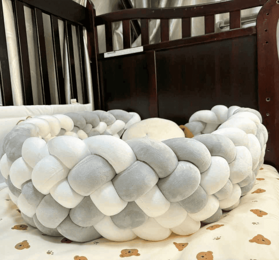 tresse-de-lit-bebe-blanc-gris-berceau-bois-matelas-imprime-ciel-colore