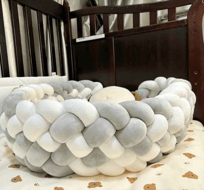 tresse-de-lit-bebe-blanc-gris-berceau-bois-matelas-imprime-ciel-colore