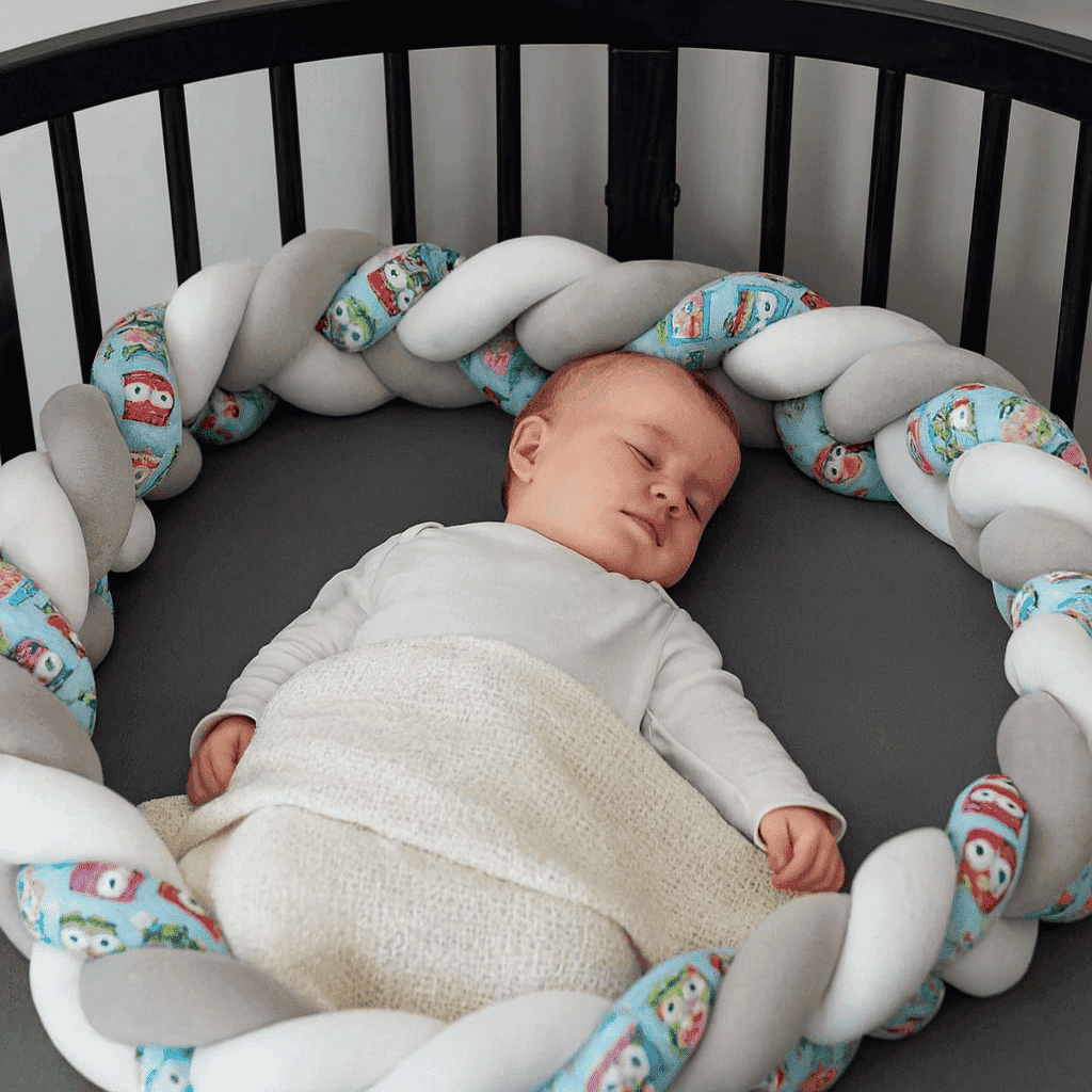 tresse-de-lit-bebe-blanc-gris-imprime-hiboux-lit-bois-bebe-endormi-coussin-rond-douce-bulle