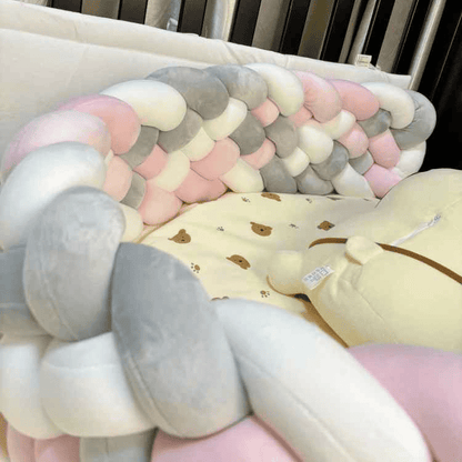 tresse-de-lit-bebe-blanc-rose-gris-ours-dans-lit-bebe-bois-lueur-douillette