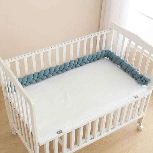 tresse-de-lit-bebe-bleu-fonce-dans-lit-blanc-chambre-naturelle-nuage-velours