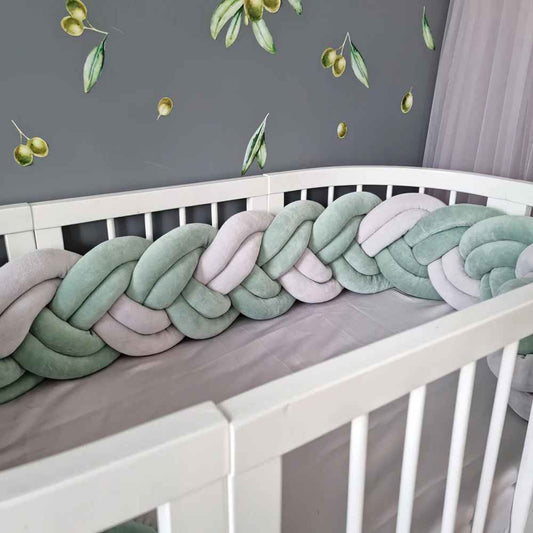 tresse-de-lit-bebe-bordure-braidee-pastel-douceur-chambre-bebe-decoration-amande-velours