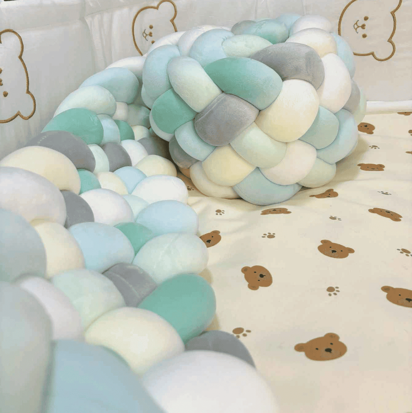 tresse-de-lit-bebe-couleurs-pastel-bleu-vert-blanc-douce-ciel-colore