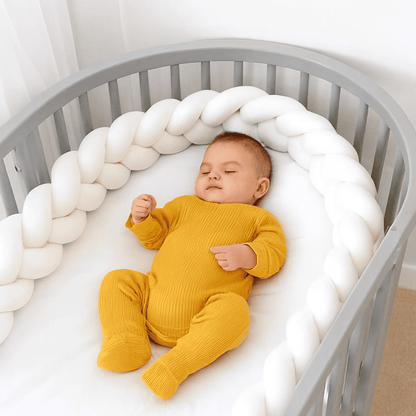 tresse-de-lit-bebe-endormi-dans-berceau-gris-matelas-blanc-coconperle
