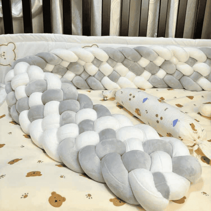 tresse-de-lit-bebe-gris-blanc-berceau-bois-fonce-motif-ourson-ciel-colore