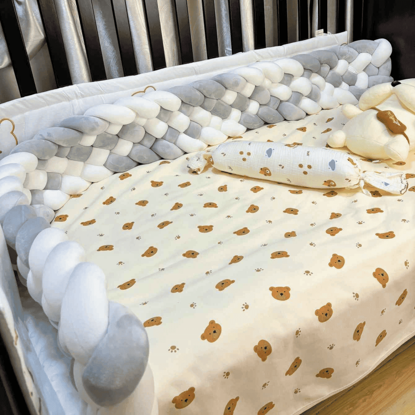 tresse-de-lit-bebe-gris-blanc-matelas-ourson-nurserie-douceur-ciel-colore