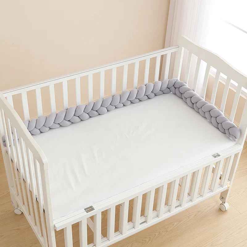 tresse-de-lit-bebe-gris-dans-lit-blanc-protection-nurserie-douceur-nuage-velours