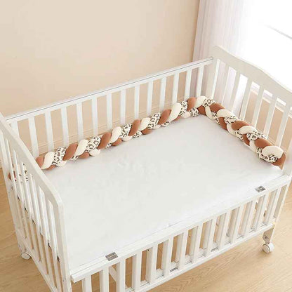 tresse-de-lit-bebe-marron-blanc-creme-avec-motifs-dans-berceau-blanc-horizon-douceur