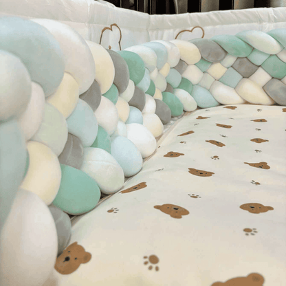 tresse-de-lit-bebe-multicolore-vert-bleu-et-beige-protection-securisee-ciel-colore